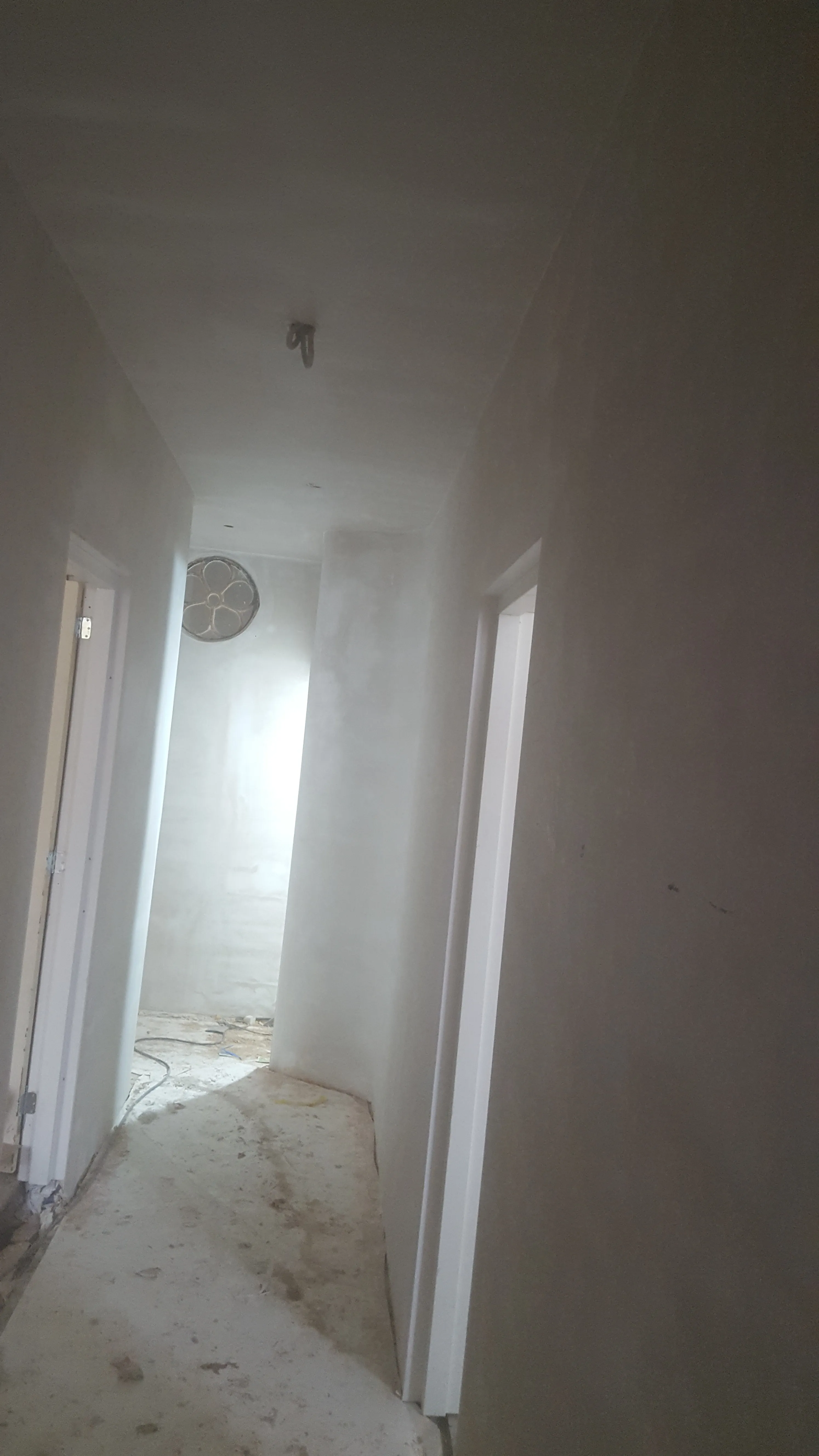sausklaar plafond met dakraam en ventilator
