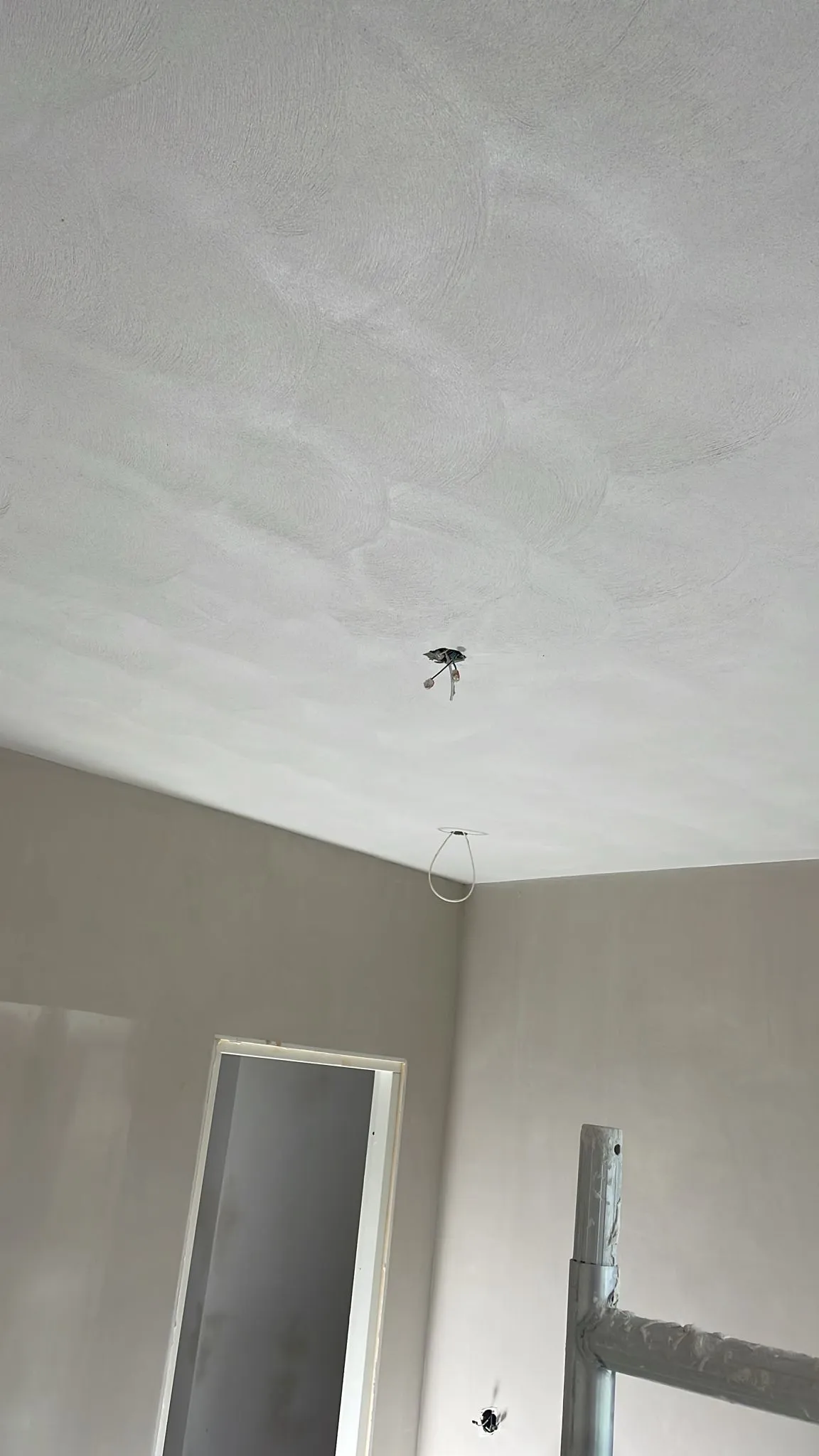 plafond met fijn schuurwerk rond een lichtpunt