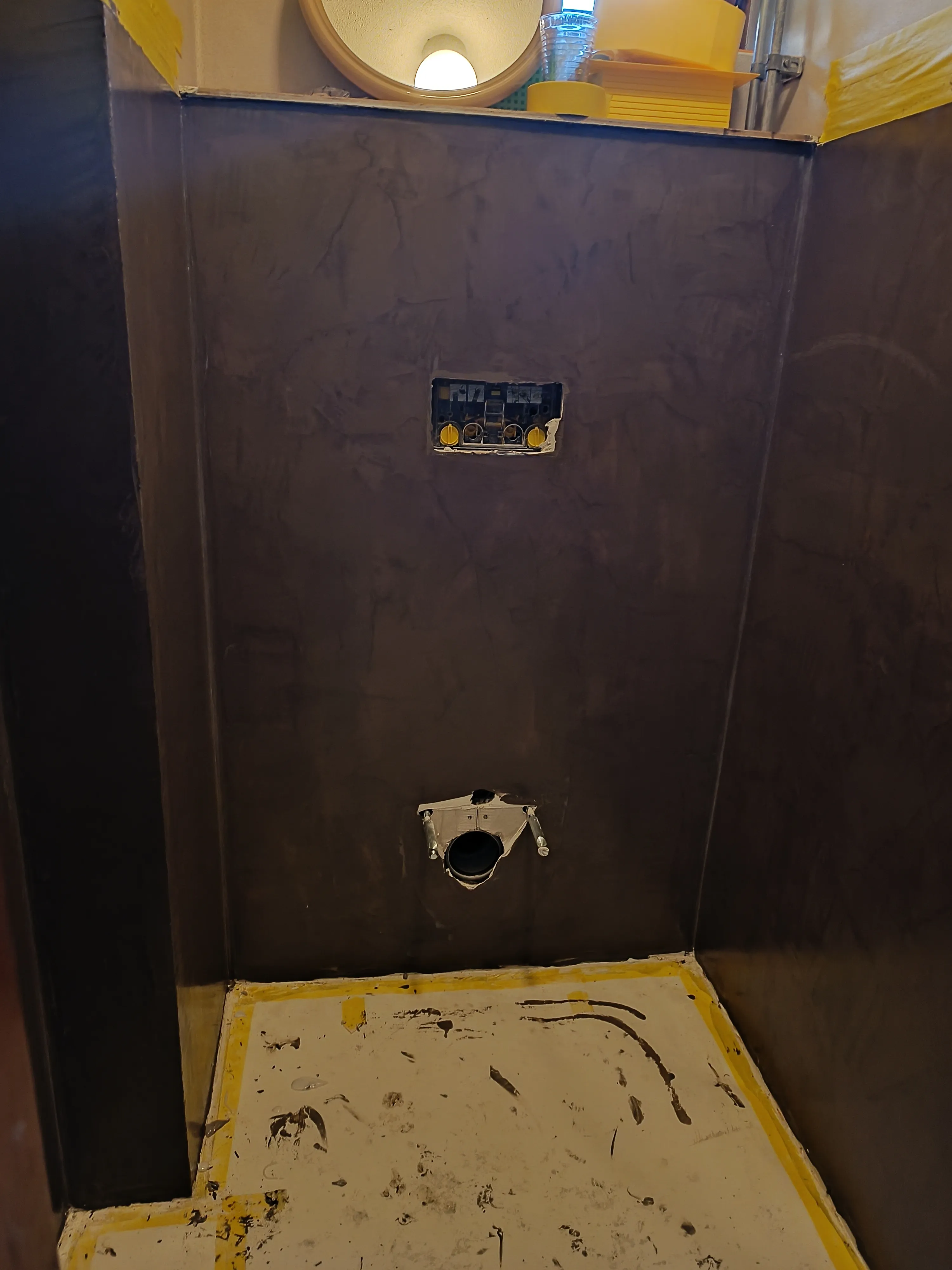 cementgebonden stucwerk in een badkamer in aanbouw