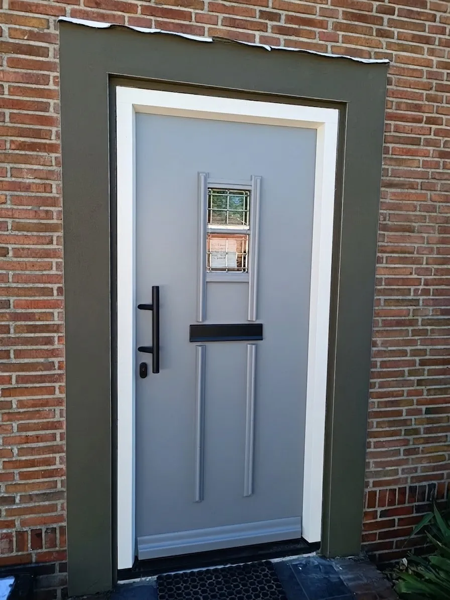 gestuukte geschilderde omlijsting boven een voordeur