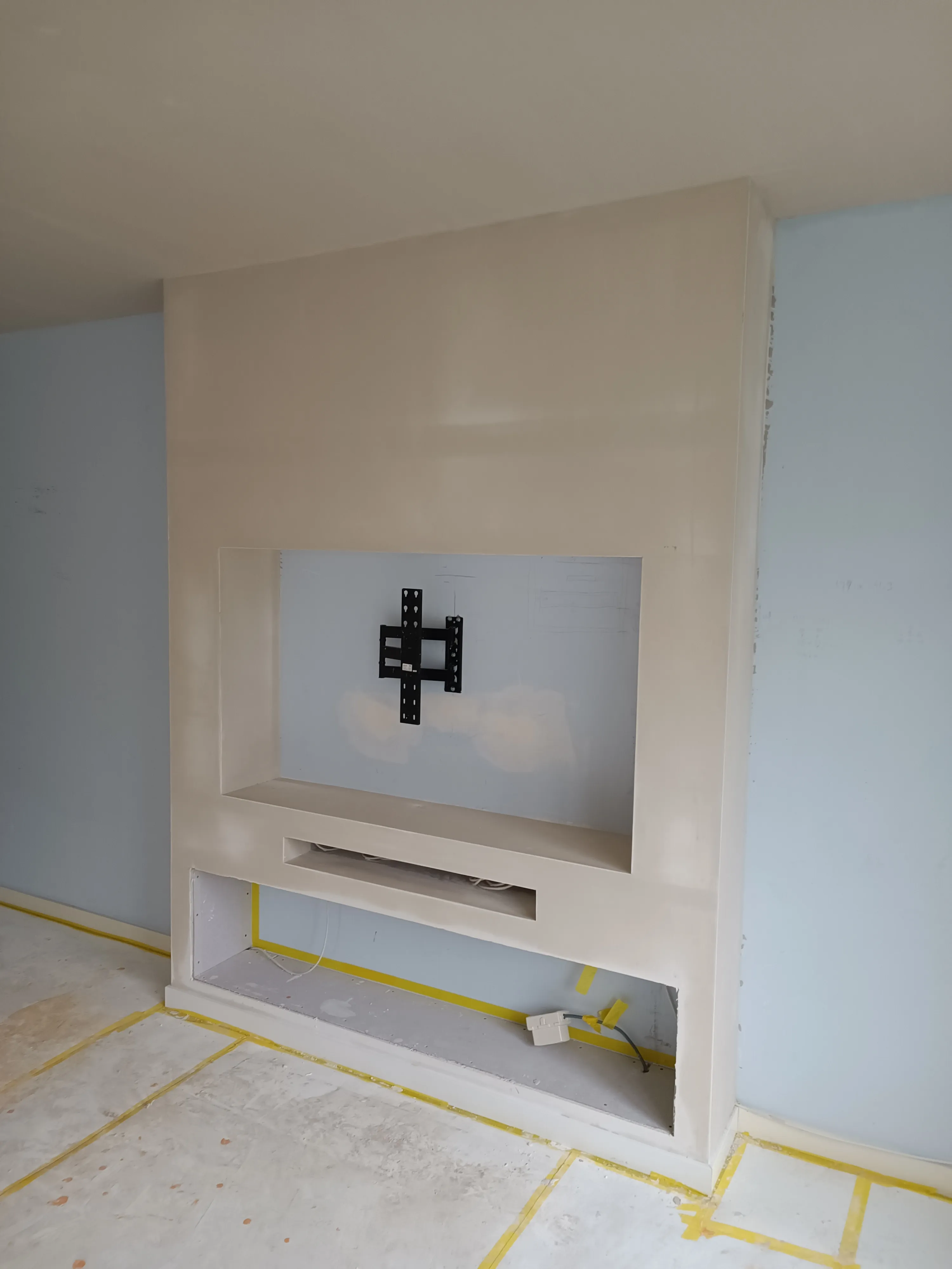 sausklaar tv-nis in een gestuukte wand