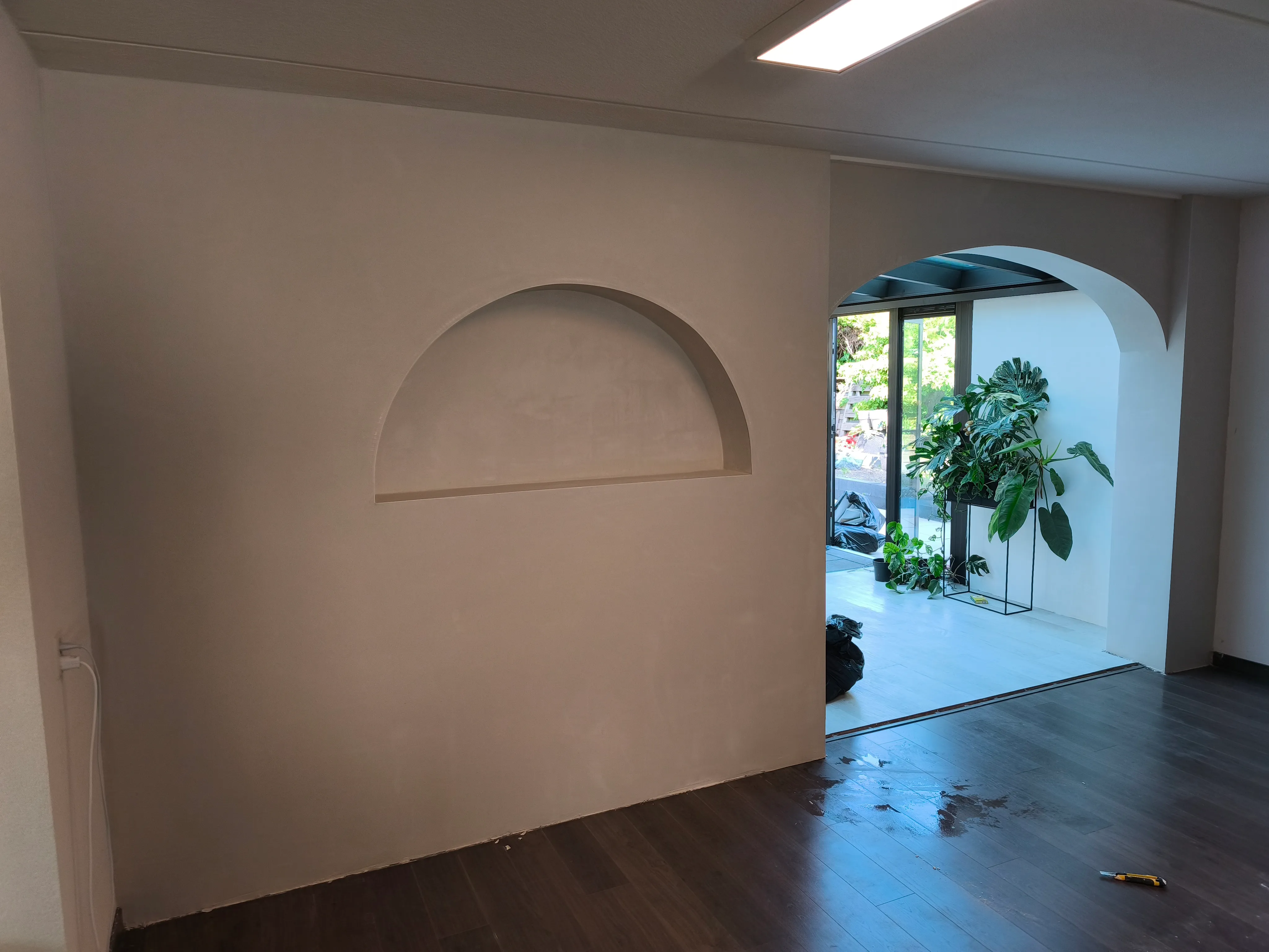 boogvormige nis in een sausklaar gestuukte wand