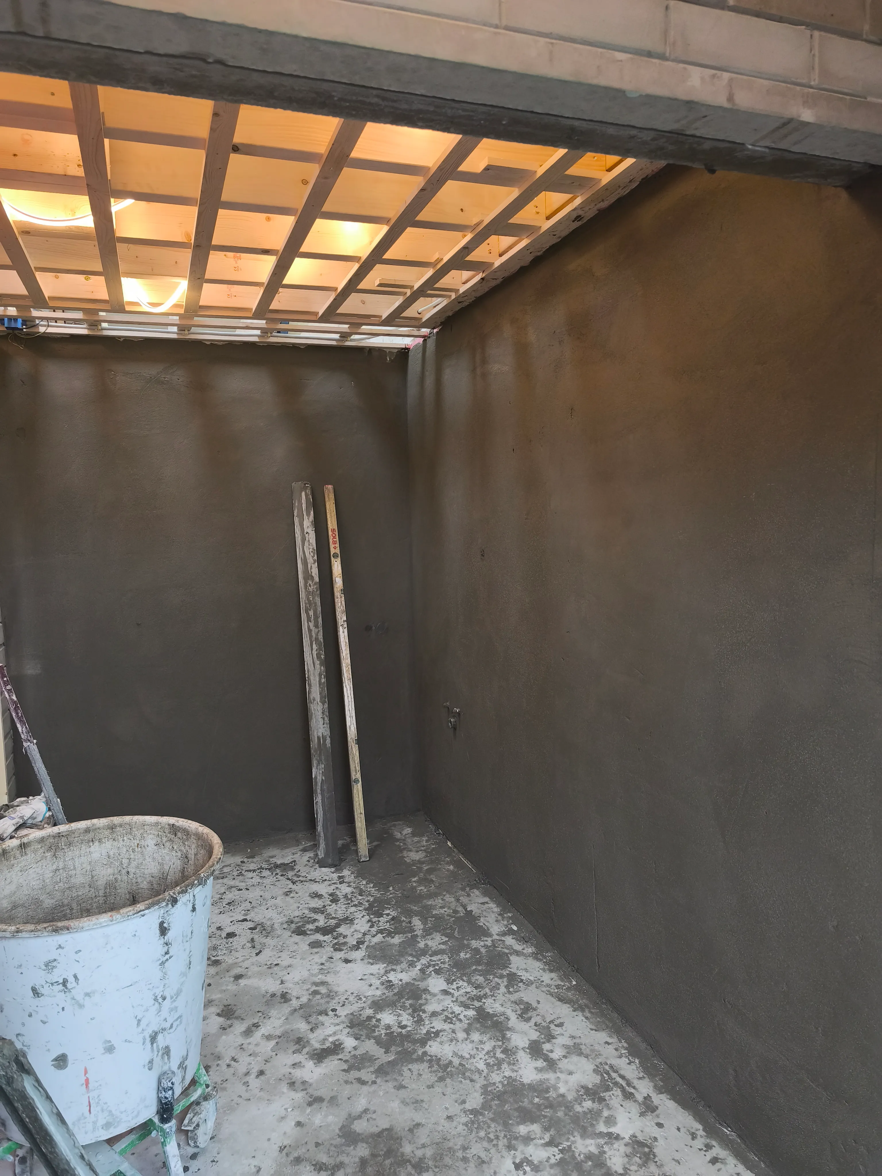 hoek van een cementgebonden stucwerk badkamer