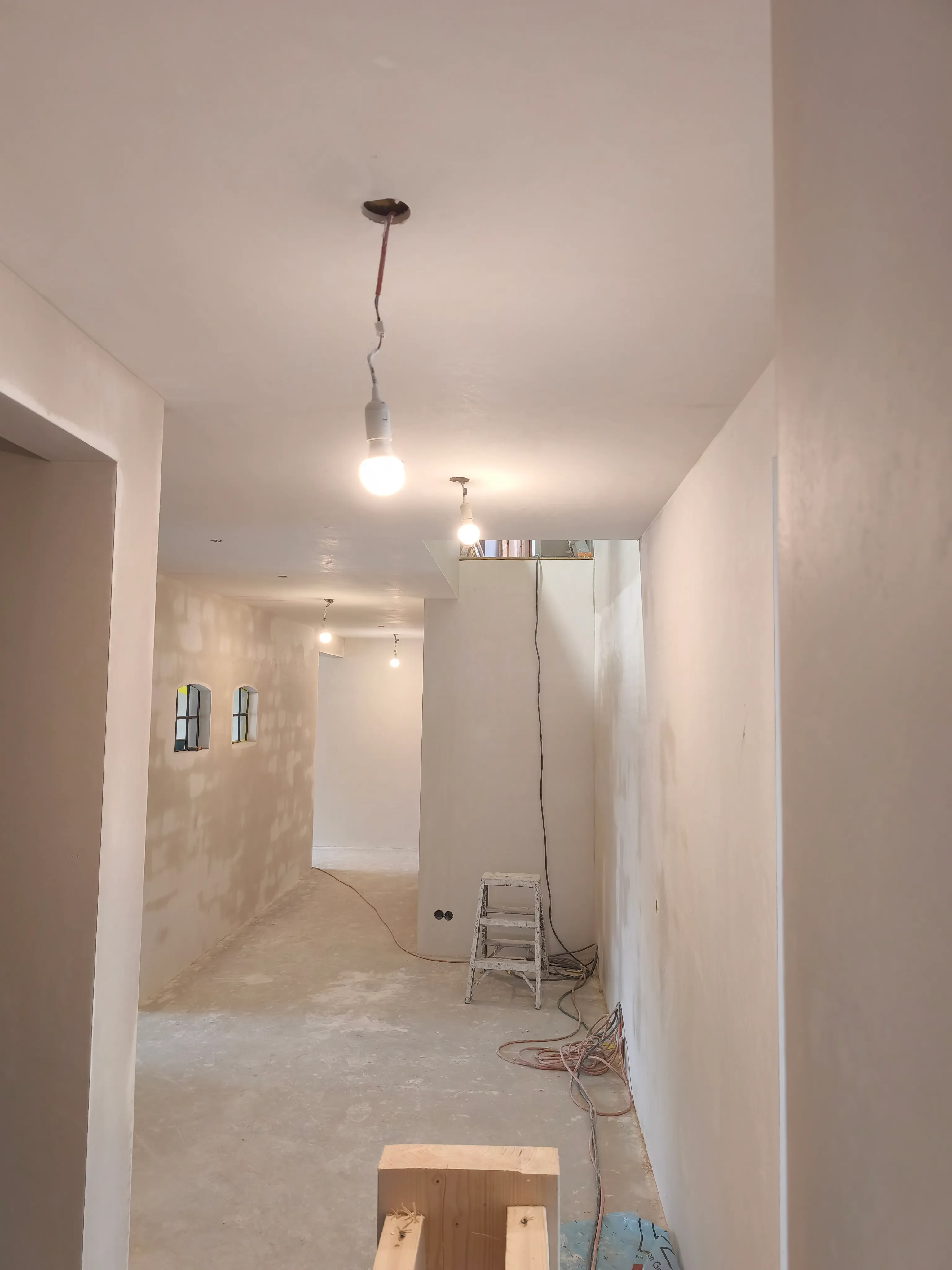 sausklaar gestuukte gang met plafond en verlichting