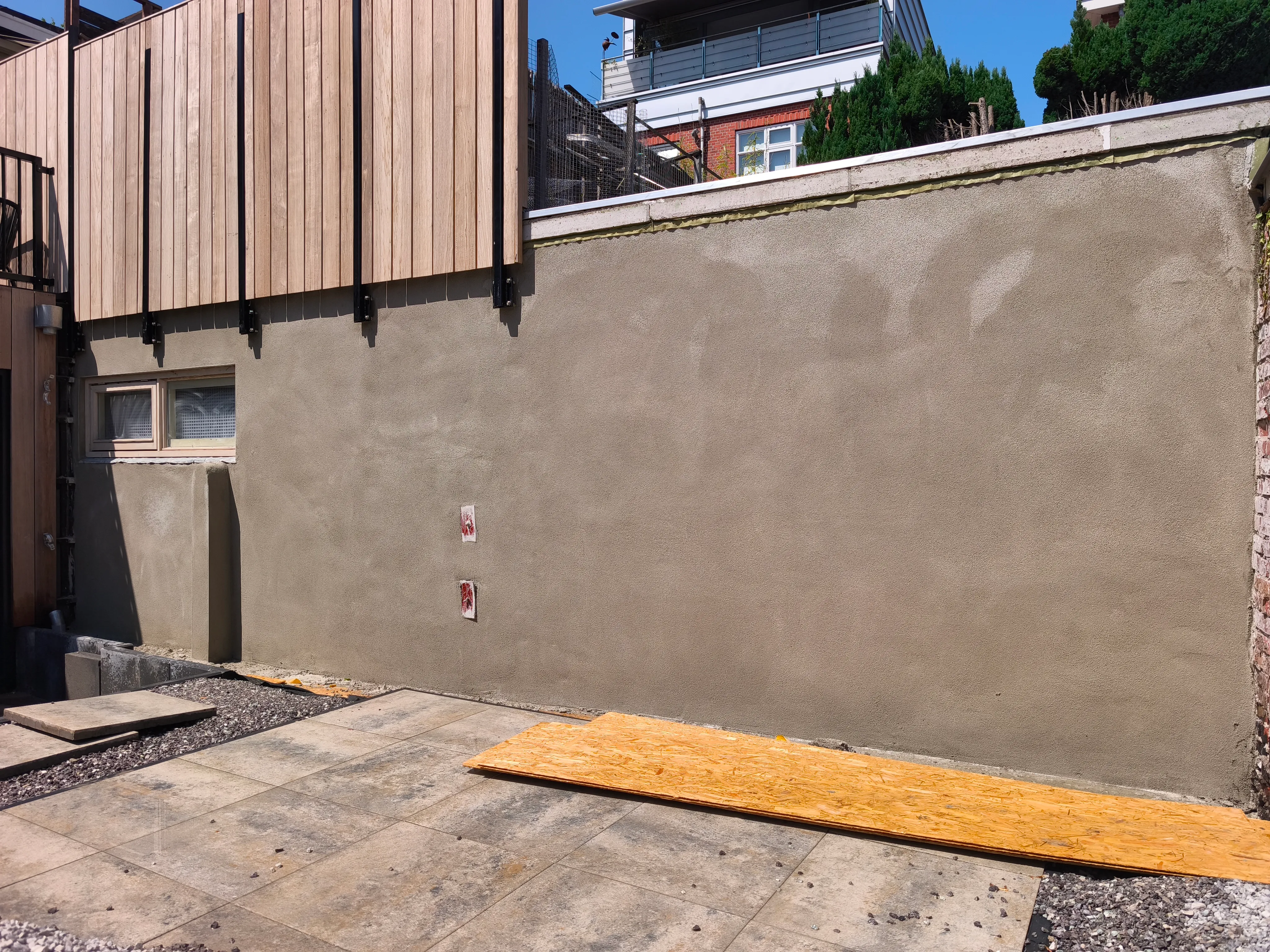 grijze sierpleister op een nieuwbouw buitenmuur