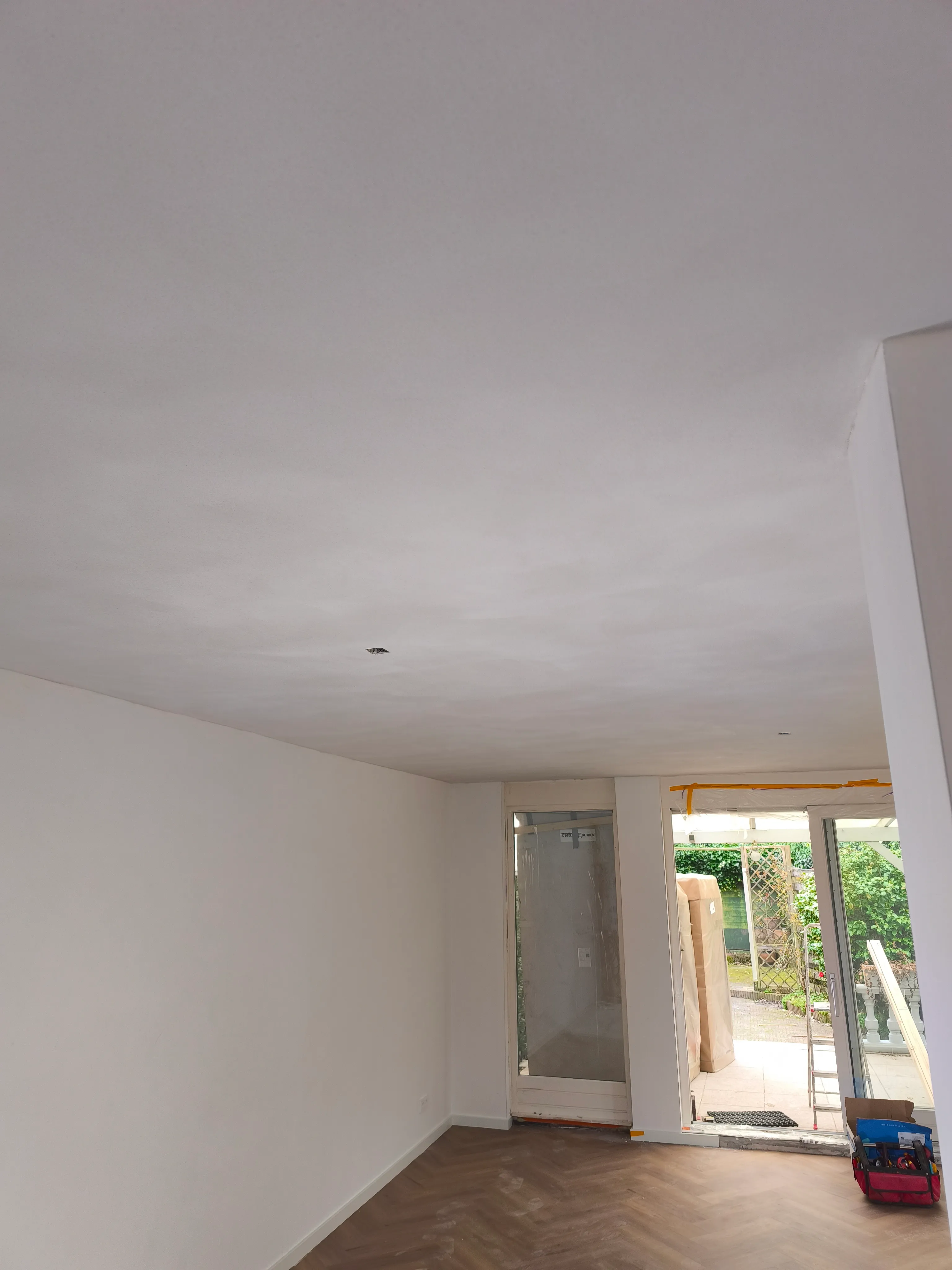 hoek van een kamer met fijn schuurwerk plafond