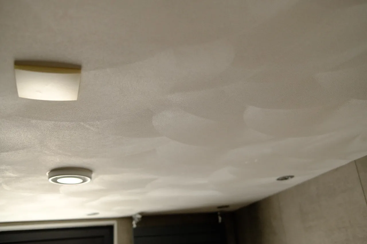 close-up van een plafond met fijn schuurwerk